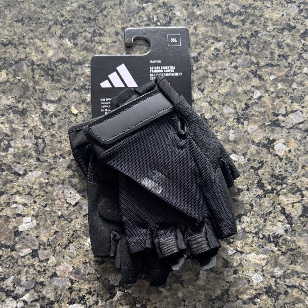 Adidas essential training Black Gloves There are two sizes to choose from